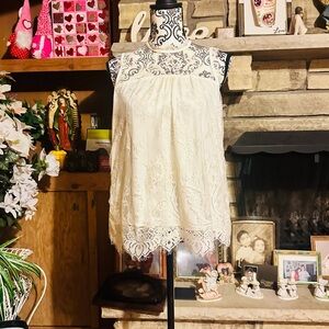 Xhilaration Cream Lace Sleeveless Top